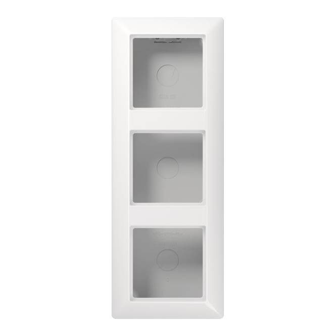 Ein weißer rechteckiger Rahmen mit drei leeren quadratischen Schlitzen, die vertikal übereinander angeordnet sind, möglicherweise für elektrische Schalter oder Steckdosen verwendet.