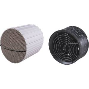Zwei zylindrische Luftfilterpatronen nebeneinander gezeigt, ein weißer gefalteter Filter und ein schwarzer Filter mit einer spiralförmigen Gitterfront.
