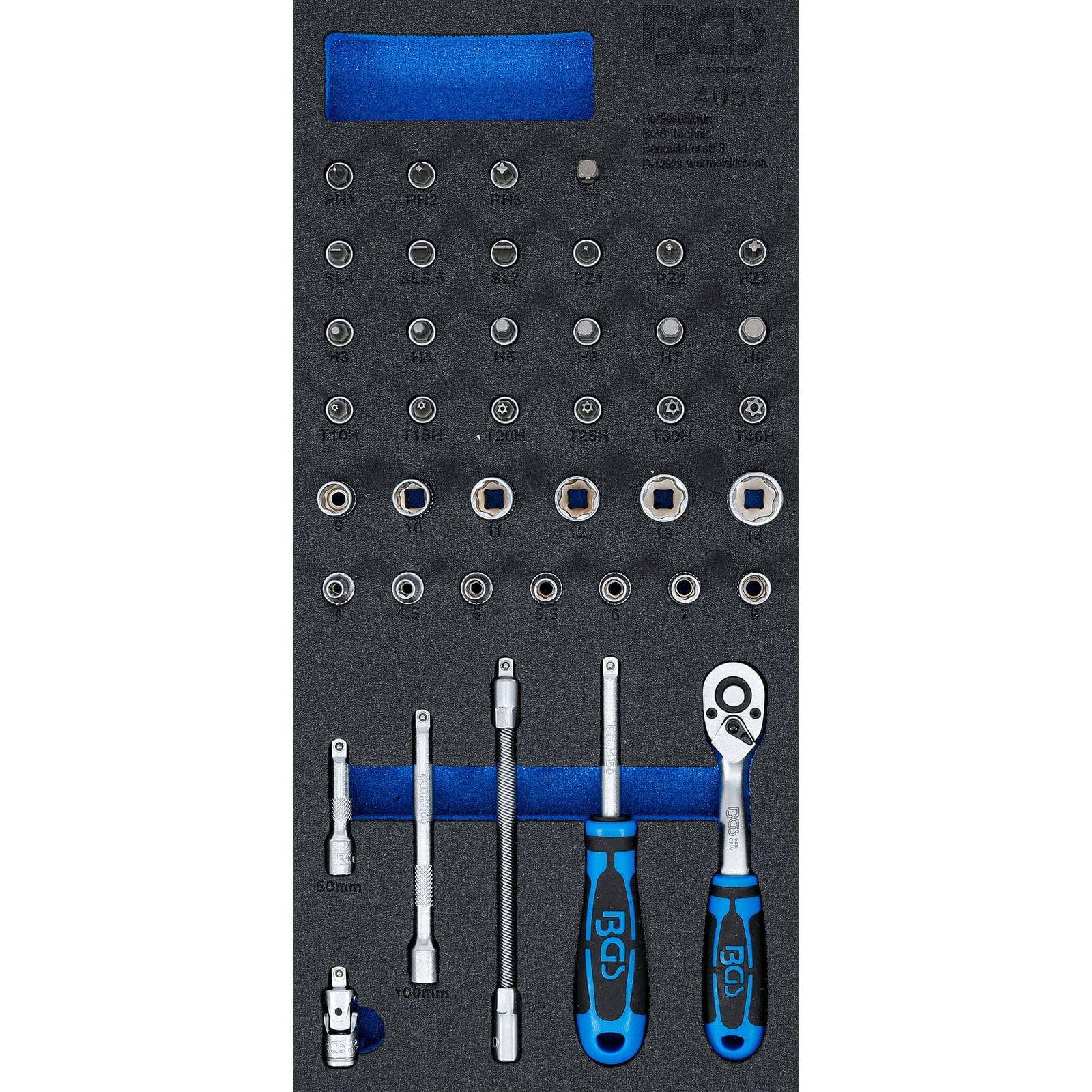BGS Steckschlüsselsatz mit verschiedenen Stecknüssen und Werkzeugen in Schaumstoff: Knarre, Verlängerungen und Schraubendreher mit blauen Griffen. Insgesamt 28 Teile.