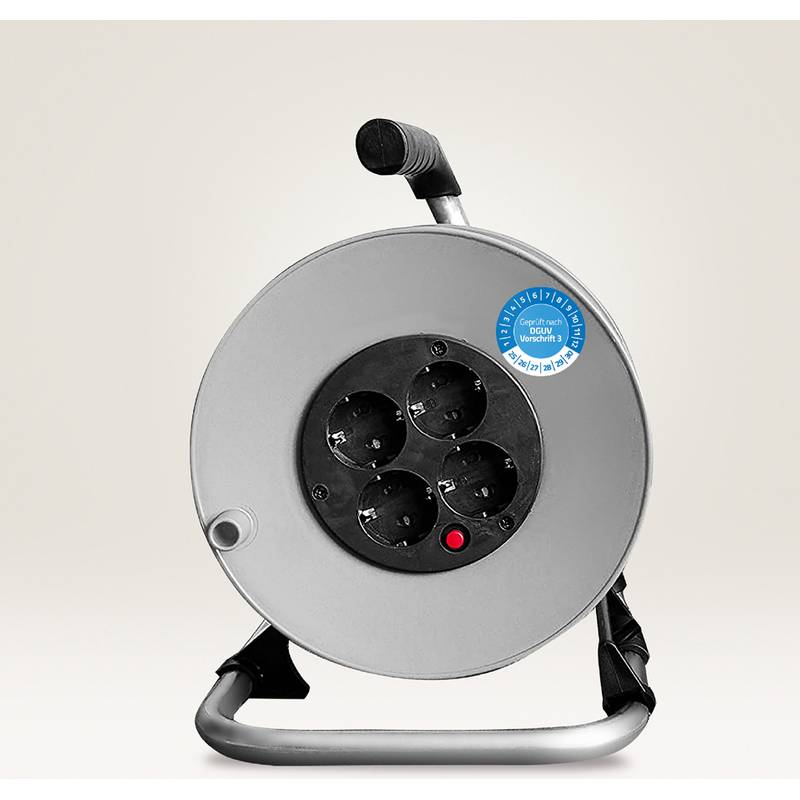 Mehrfach-Stromverlängerung mit Aufwickelfunktion, ausgestattet mit vier Steckdosen und einem Griff an der Oberseite, auf einem Ständer montiert. Enthält einen blauen Gebrauchsanweisungsaufkleber.