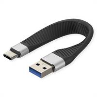 USB-C zu USB-A Adapterkabel mit kurzen schwarzen flexiblen Gehäuse und silbernen Steckergehäusen.