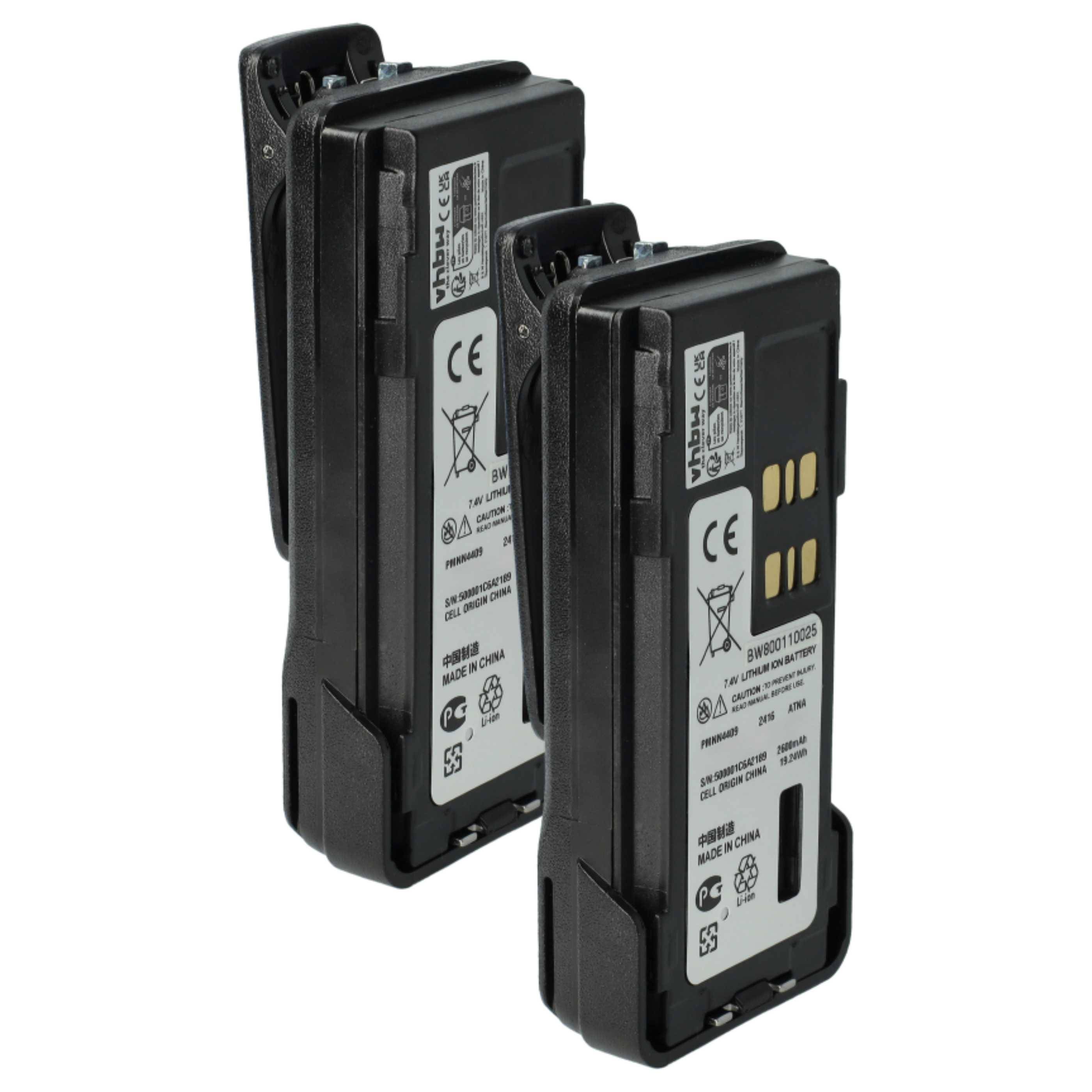 Zwei schwarze Sprechfunkgeräte-Batterien mit sichtbaren Verbinderstiften und gedruckten Etiketten, aufrecht vor einem weißen Hintergrund stehend.