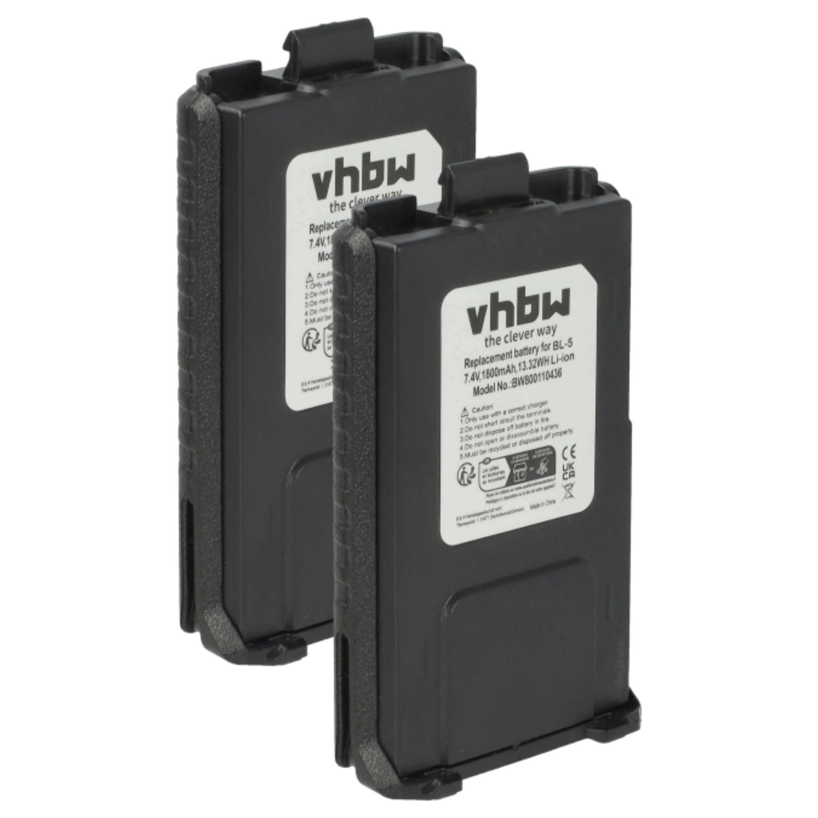 Zwei schwarze wiederaufladbare Batterien stehen aufrecht, beschriftet mit „vhbw