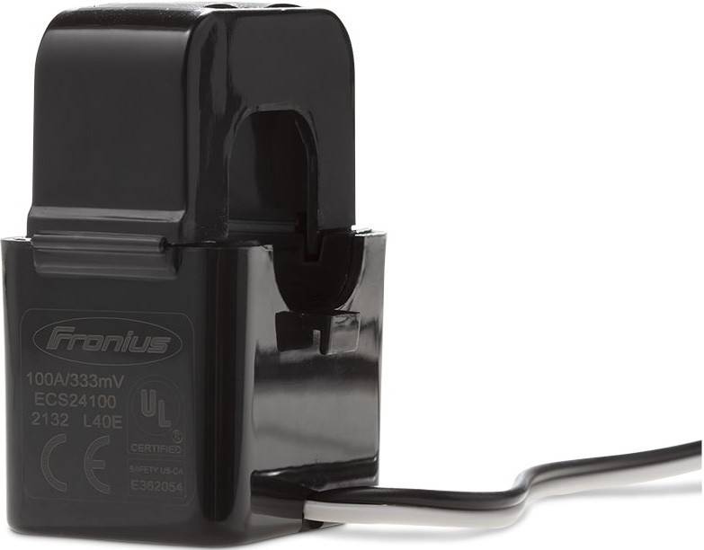 Ein schwarzer elektrischer Steckeradapter mit sichtbaren Zertifizierungsmarkierungen und einem vom unteren rechten Eck ausgehenden gewickelten Kabel.