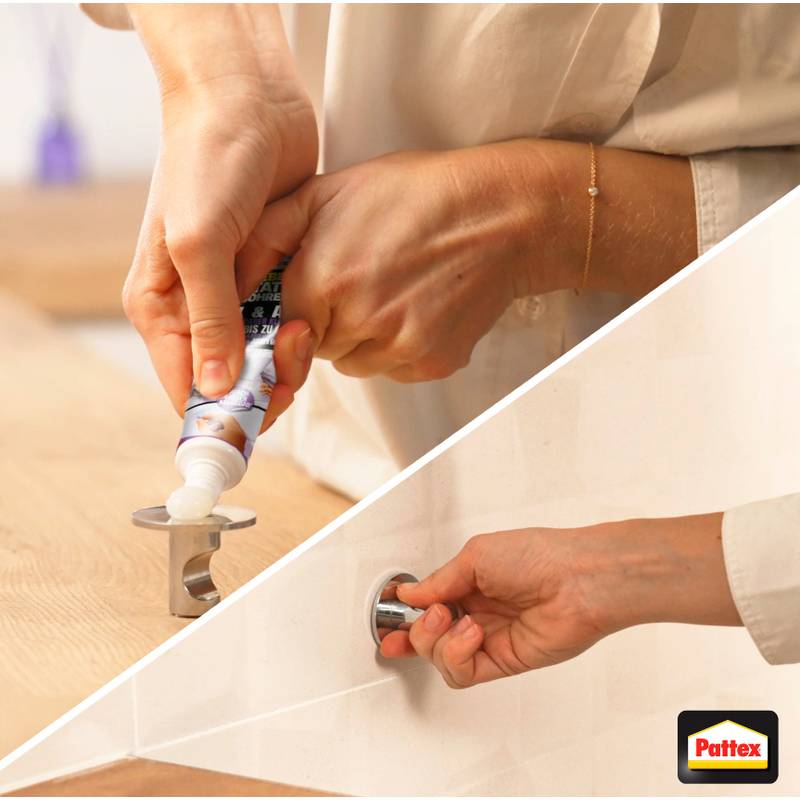 Eine Person trägt Klebstoff aus einer Tube in zwei Schritten auf eine Metalloberfläche auf: zuerst auf das Werkzeug, dann auf eine Fliesenoberfläche.