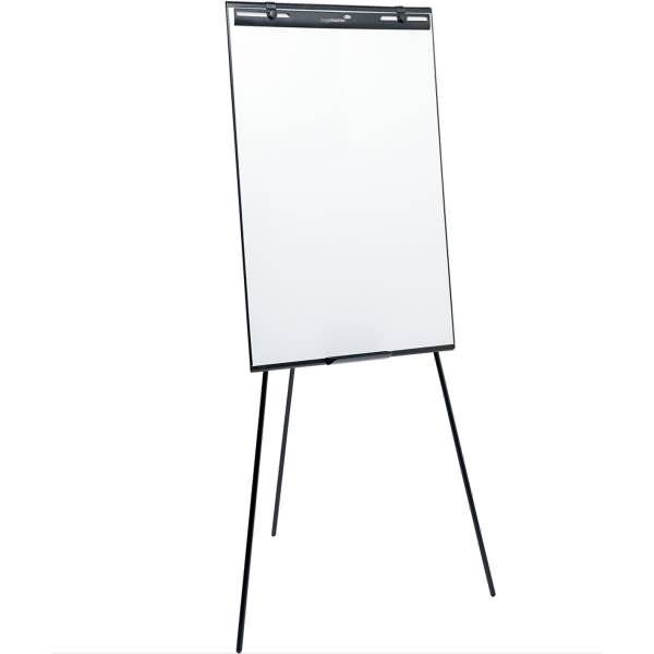 Leeres Flipchart-Gestell mit weißem Papierblock auf schwarzem Dreibeinstativ, isoliert auf weißem Hintergrund.