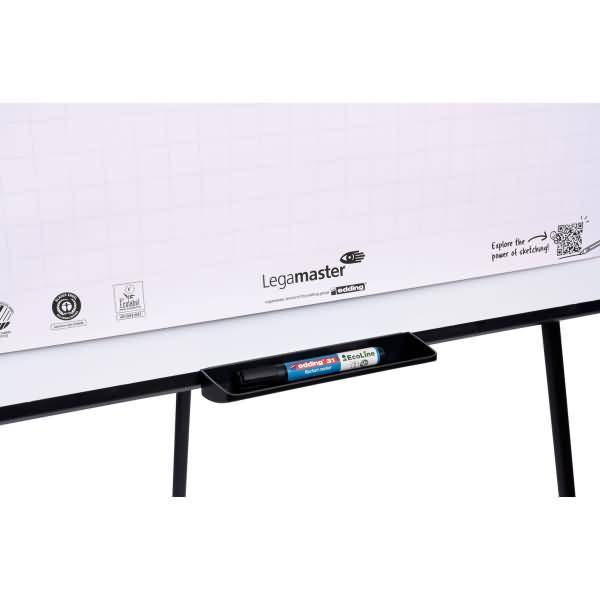 Weiße Legamaster Magnetmarkerboard auf schwarzem Ständer mit Markierungsfach und verstellbaren Beinen, in leichter Schrägansicht gezeigt.