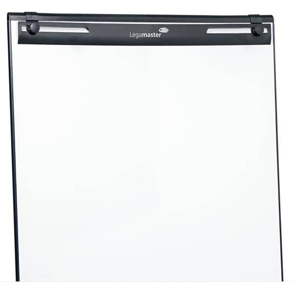 Leeres Flipchart-Stativ mit weißem Schreibblock und schwarzer Legamaster-Oberkante.