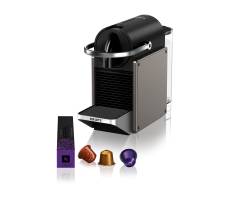 Eine schwarze Einzelportionen-Kaffeemaschine mit drei Kaffeekapseln und einer violetten Kapselhalterung auf weißem Hintergrund.