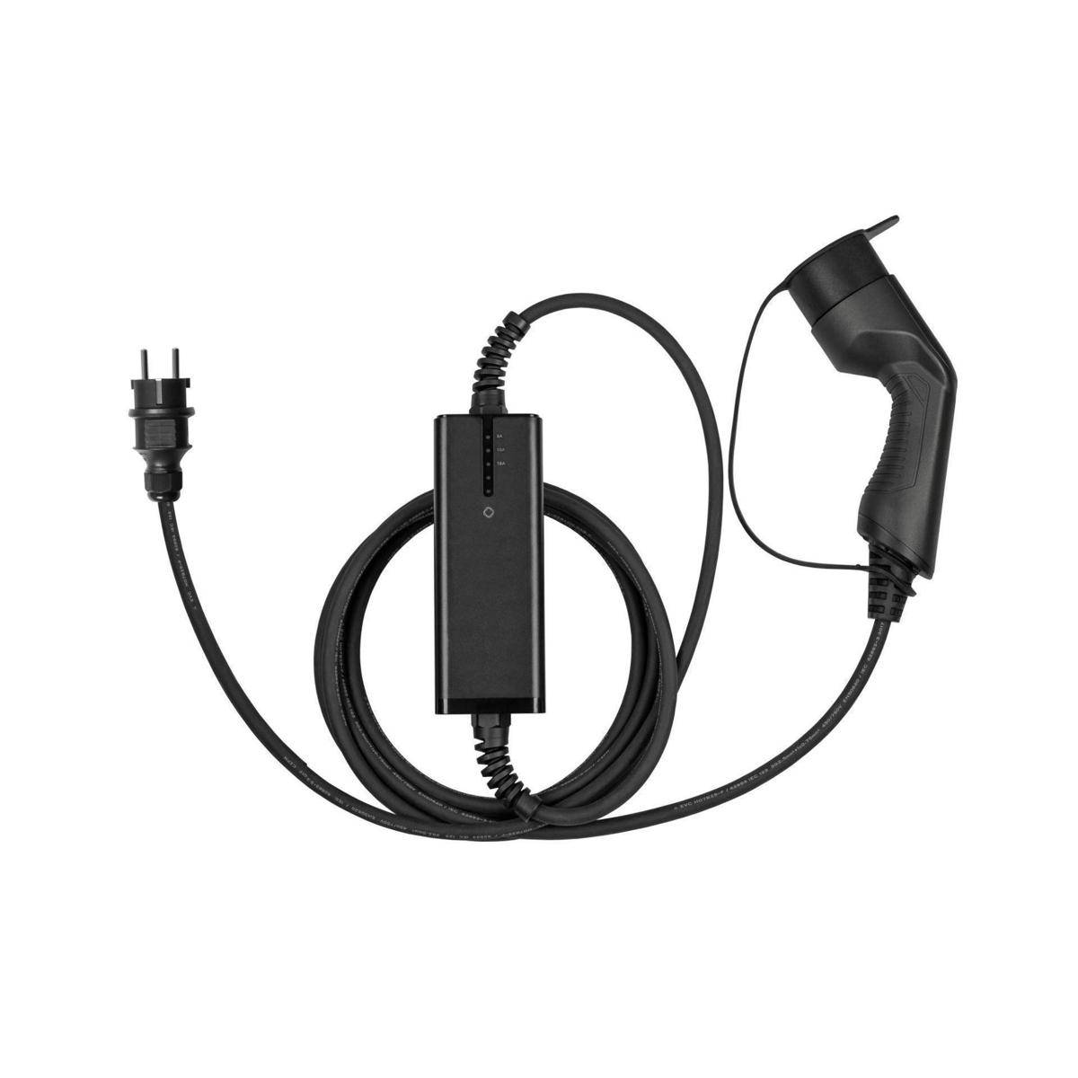 Schwarzes Elektrofahrzeug-Ladekabel mit Stecker, Steuerkasten und tragbarem Anschluss auf weißem Hintergrund