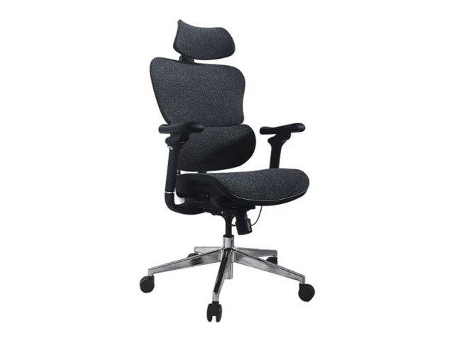 Schwarzer ergonomischer Bürostuhl mit Kopfstütze, Rückenstütze, Armlehnen und schwenkbarer fünfzackiger Basis auf weißem Hintergrund