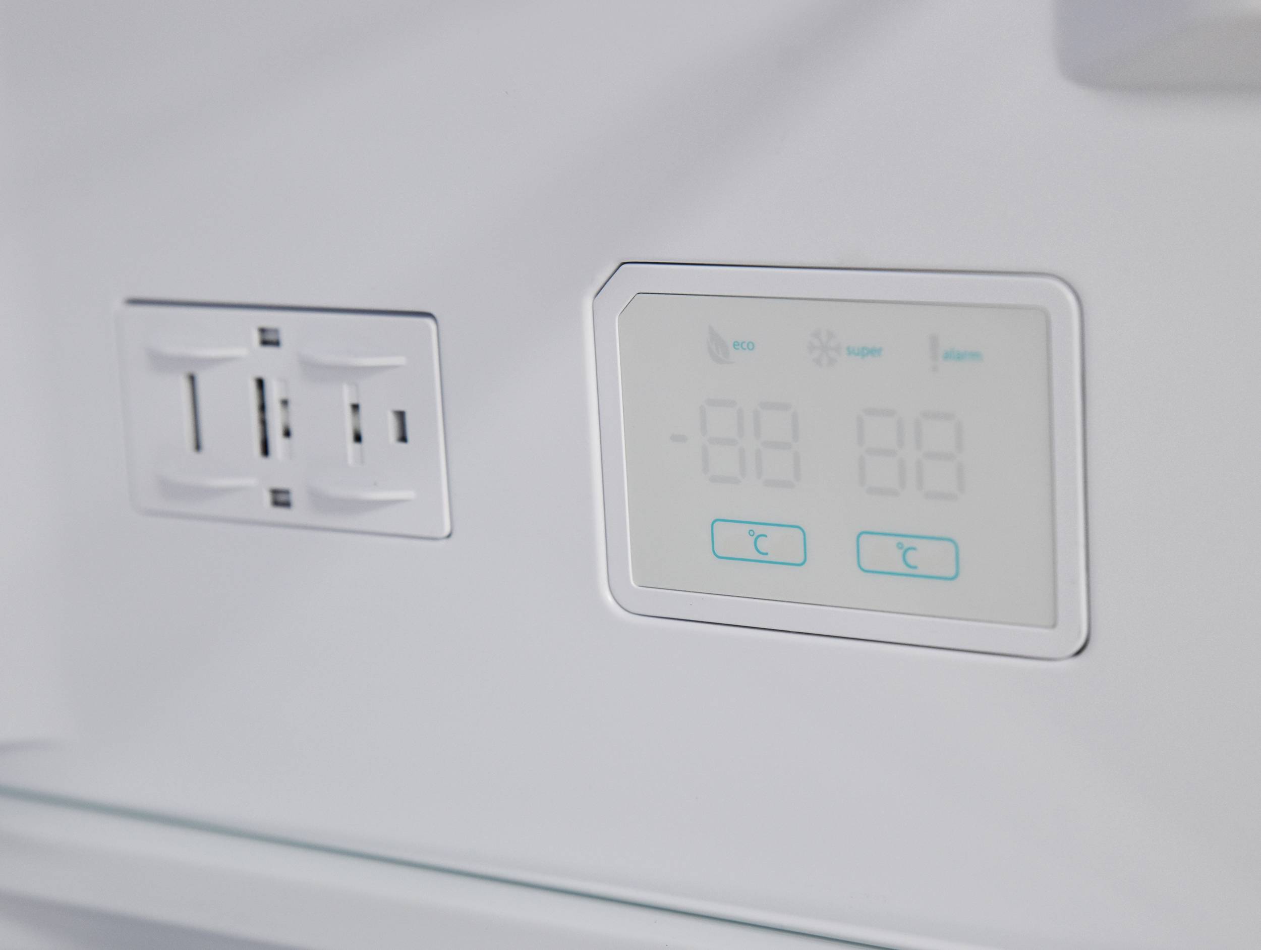 Sharp Kühl-Gefrierkombination | Kühlschrank groß mit Gefrierfach | Advanced No Frost | 295 Liter | Freistehend | Schwarz