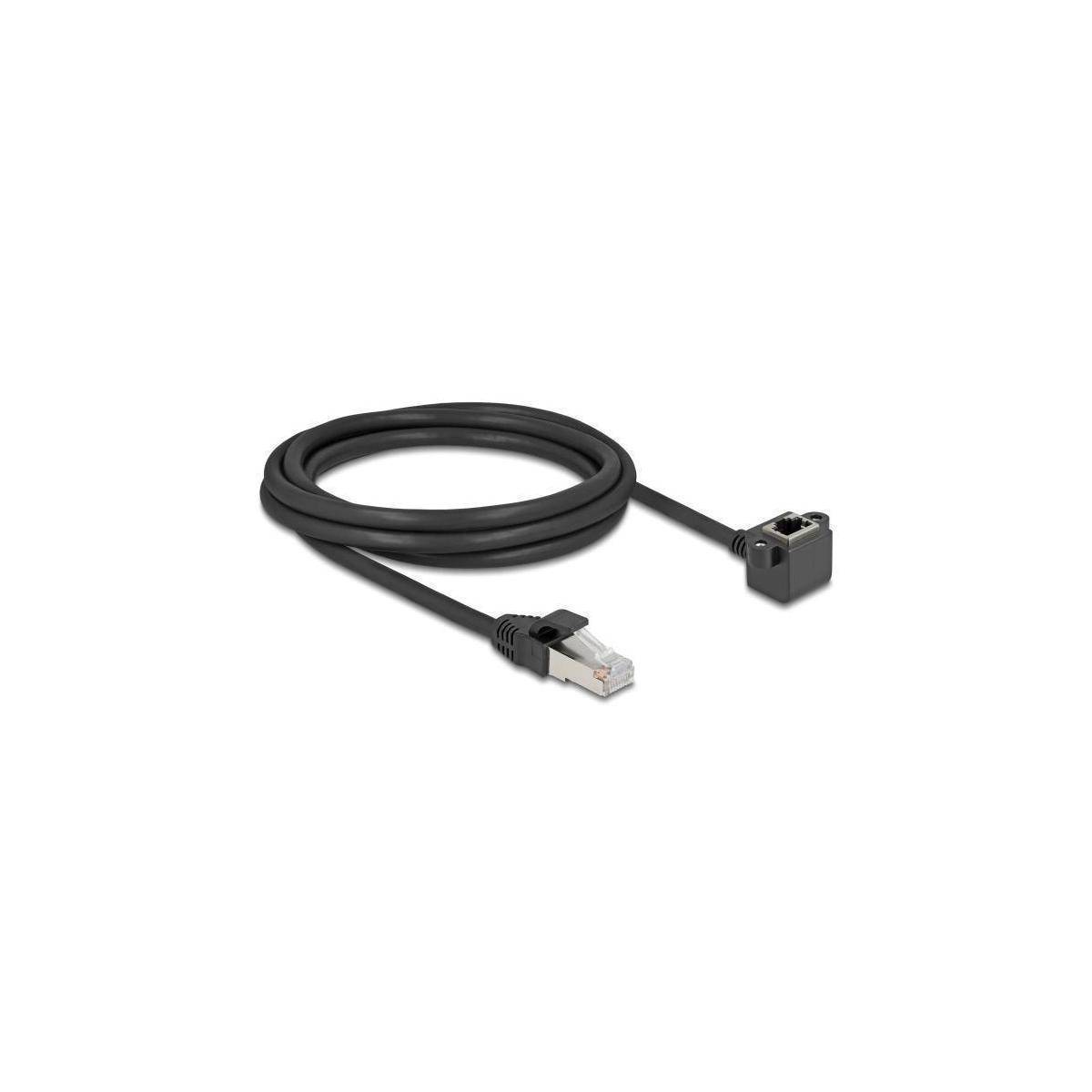 Ein aufgewickeltes schwarzes USB-Kabel mit einem Ende als Standard-USB-Stecker und dem anderen Ende als Ethernet-Port-Adapter, isoliert auf weißem Hintergrund.