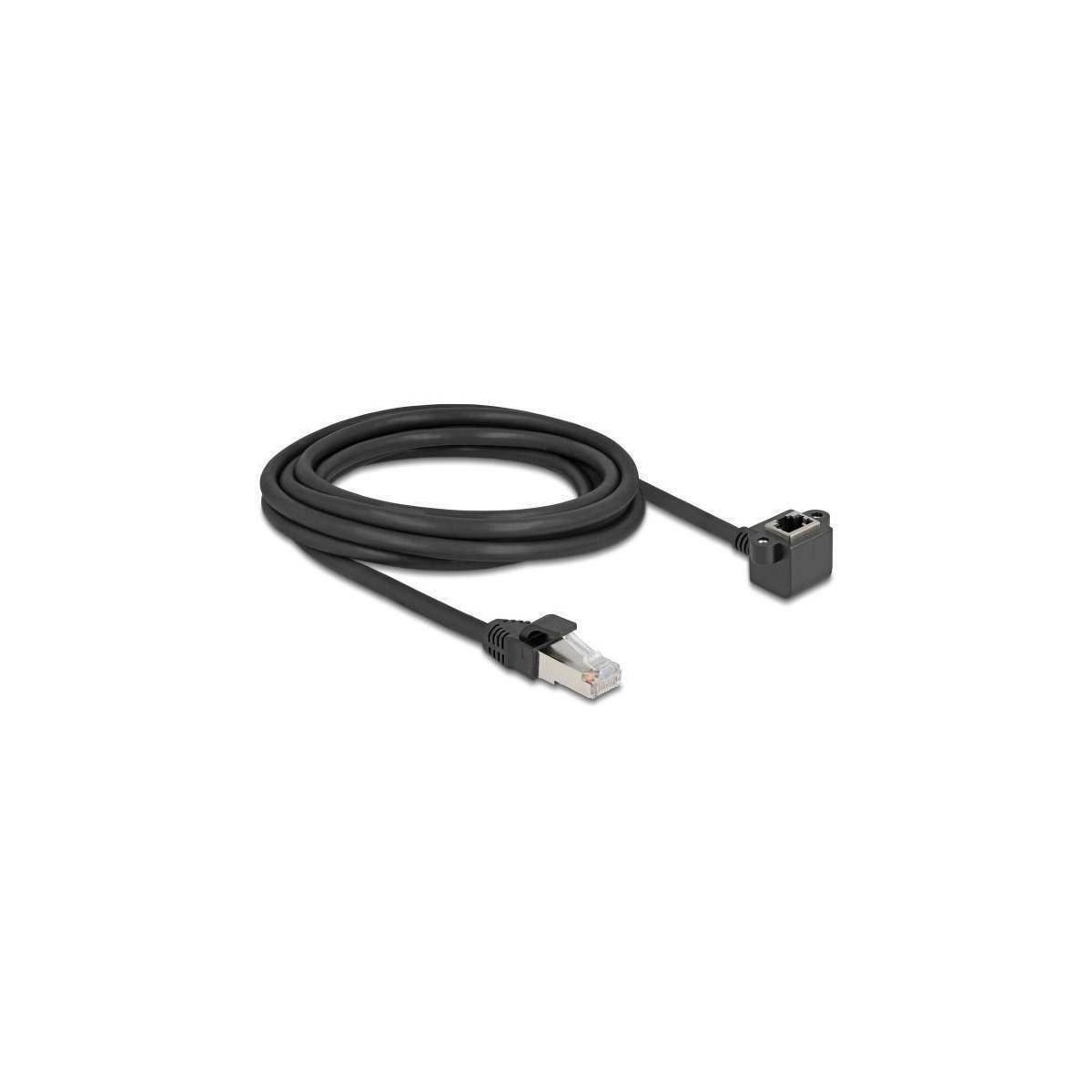 Ein schwarzes Ethernet-Kabel mit einem gewinkelten Anschluss an einem Ende und einem Standard-RJ45-Stecker am anderen Ende.