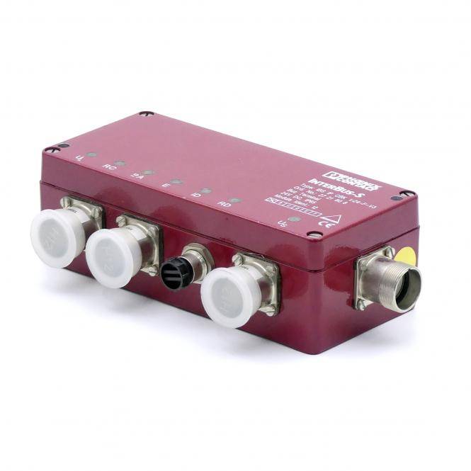 Maroon farbige rechteckige Industrie-Anschlussbox mit vier verschlossenen Anschlüssen und einem Gewinde-Seitenverbinder auf weißem Hintergrund.
