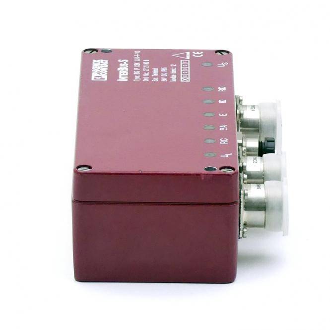 Kastanienbraunes industrielles elektronisches Modul mit beschrifteten Statusanzeigen und drei weißen Anschlussanschlüssen auf der rechten Seite.