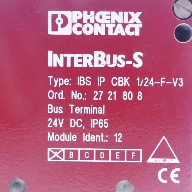 Nahaufnahme eines Phoenix Contact INTERBUS-S-Bus-Terminal-Etiketts, das das Modell IBS IP CBK 1/24-F-V3, 24V DC, IP65, Modulidentifikation 12, CE-Kennzeichnung zeigt.