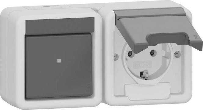 Eine doppelte elektrische Steckdose mit grauer Abdeckung; die linke Seite ist ein Schalter und die rechte Seite hat eine Steckdose, die teilweise durch eine Klappe verdeckt ist.