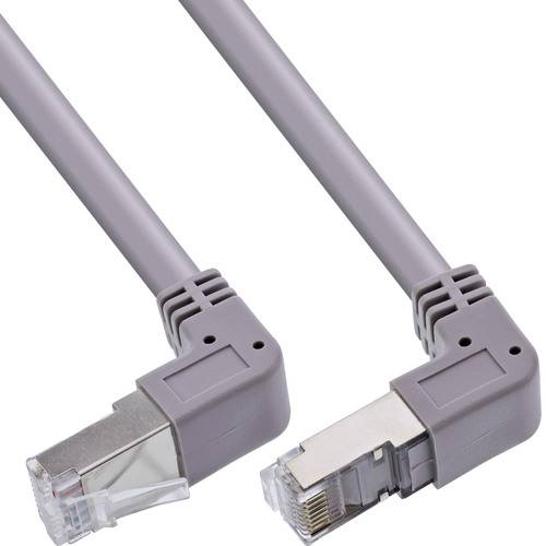 Zwei graue Ethernet-Kabel mit Winkelsteckern an den Enden, die parallel zueinander auf weißem Hintergrund angeordnet sind.