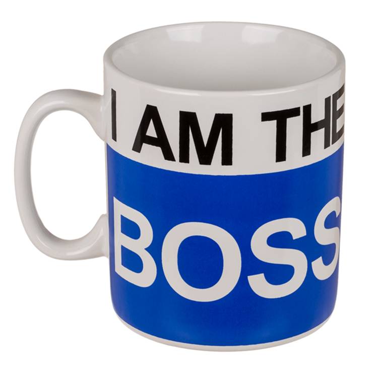 Ein weißer Becher mit einem blauen Band und fetter schwarzer Schrift, auf dem 