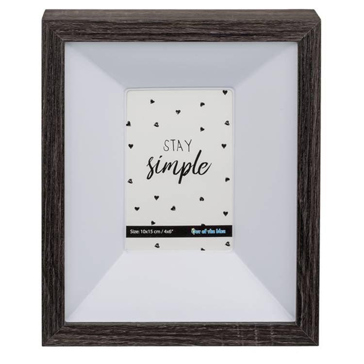 Ein Fotorahmen mit minimalem Design enthält eine innere Karte mit dem Text „Stay simple