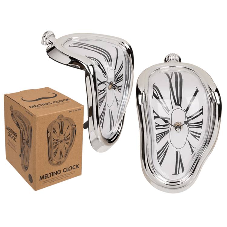 Eine verspielte, schmmelzende Uhr inspiriert von surrealer Kunst; sie hängt über Kanten herab. Das Zifferblatt hat römische Ziffern. Eine Pappschachtel steht in der Nähe.