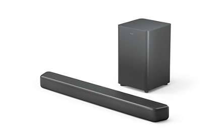 Soundbar und kabelloses Subwoofer vor weißem Hintergrund, wahrscheinlich ein Heimaudiosystem.