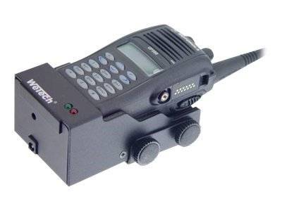 Ein schwarzes Handfunkgerät mit angeschlossener Basisstation, ausgestattet mit einer Tastatur und einem Bildschirm. Es verfügt über eine kurze Antenne und Lautstärkeregler an der Seite.