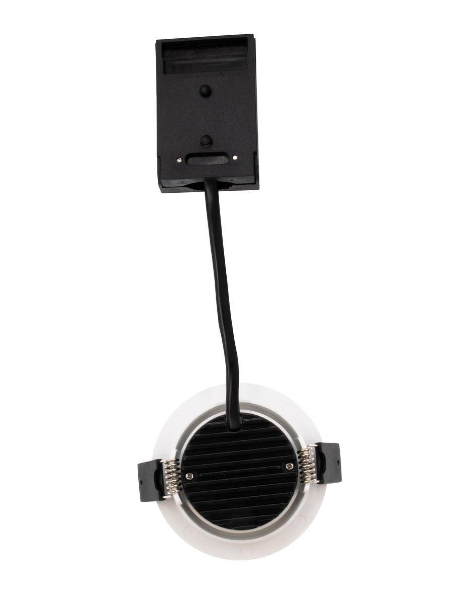 Schwarze, eingelassene LED-Deckenleuchte mit quadratischem Treiberkasten und angebrachtem Kabel zu einer runden Leuchtenblende und einem Wärmespeicher.