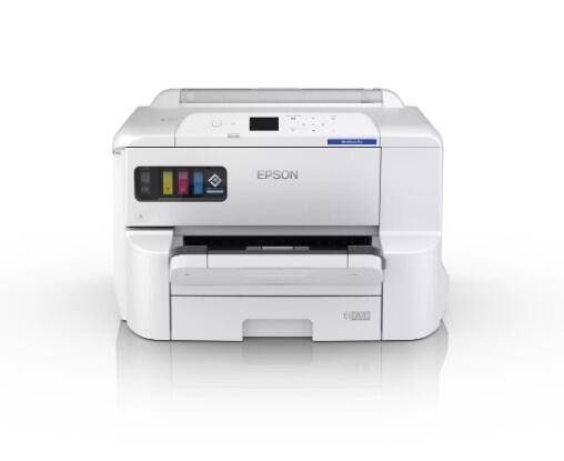 Weißer Epson Multifunktions-Tintenstrahldrucker mit vorderen Tintenreservoirs und Papierfach, auf einfachem Hintergrund dargestellt.