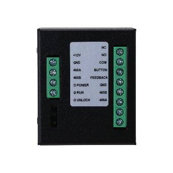 Ein rechteckiges schwarzes Gerät mit beschrifteten Anschlusspunkten für Strom und Verbindungen. Beschriftungen umfassen '+12V', 'GND', 'COM', 'NC', 'NO', 'BUTTON', 'FEEDBACK', '485A' und '485B'.