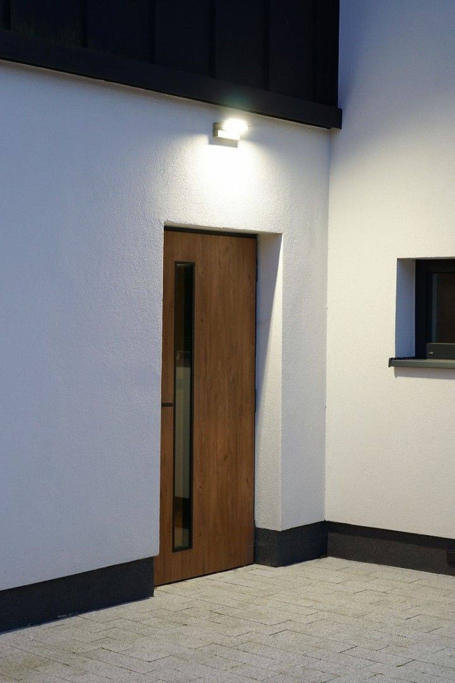 Licht-Erlebnisse LE121728 LED Wandlampe Außen Caxning Bewegungsmelder IP65 4000 K 1710 lm aus Aluminium Glas in Dunkelgrau Weiß Außenleuchte Wand