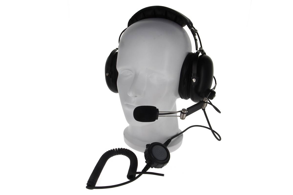 Ein Schaufensterpuppenkopf mit einem schwarzen Headset mit Mikrofon, Spiralkabel und Stecker, was auf die Verwendung für Kommunikation oder Audioaufzeichnung hindeutet.