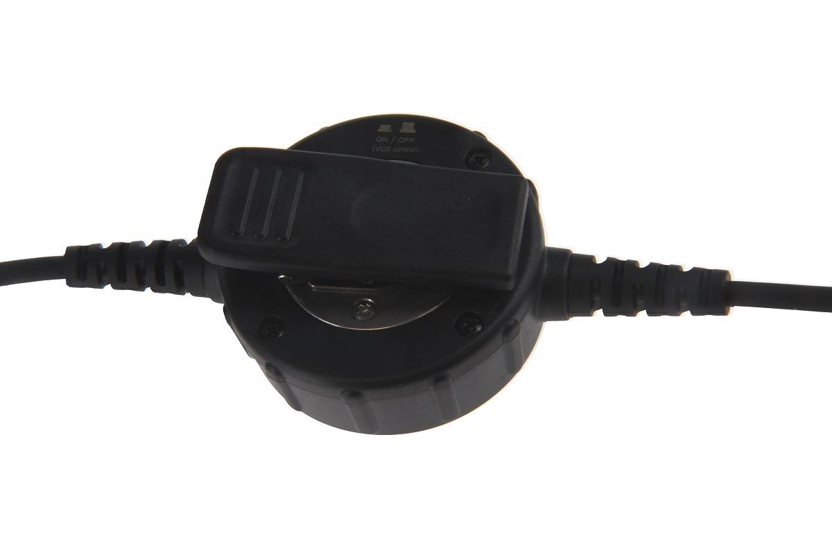 Ein schwarzer runder Fußschalter mit einer Ein-/Ausschaltmarkierung und zwei Kabeln, die von beiden Seiten herausragen.