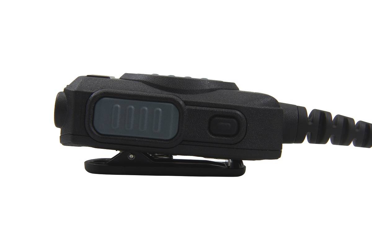 Eine schwarze taktische Taschenlampe mit Clip, Seitenansicht mit Bedientasten und Griffstruktur.