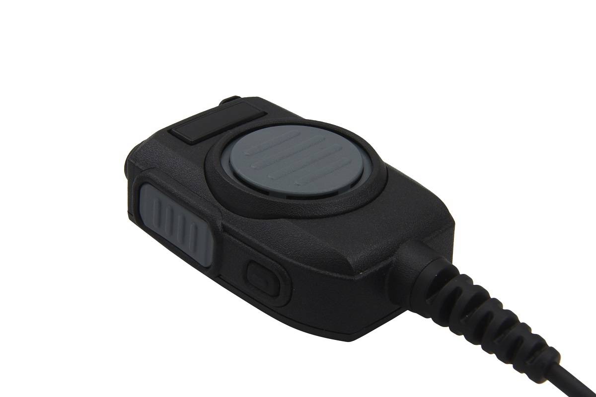 Eine Nahaufnahme eines schwarzgrauen tragbaren Funkgerätemikrofons mit Spiralkabel, das typischerweise für Kommunikationsgeräte in Notfallsituationen verwendet wird.