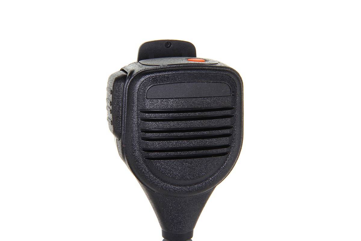 Ein tragbares Zwei-Wege-Funkgerätmikrofon mit Lautsprechergitter und rotem Knopf oben, das zur Kommunikation verwendet wird.