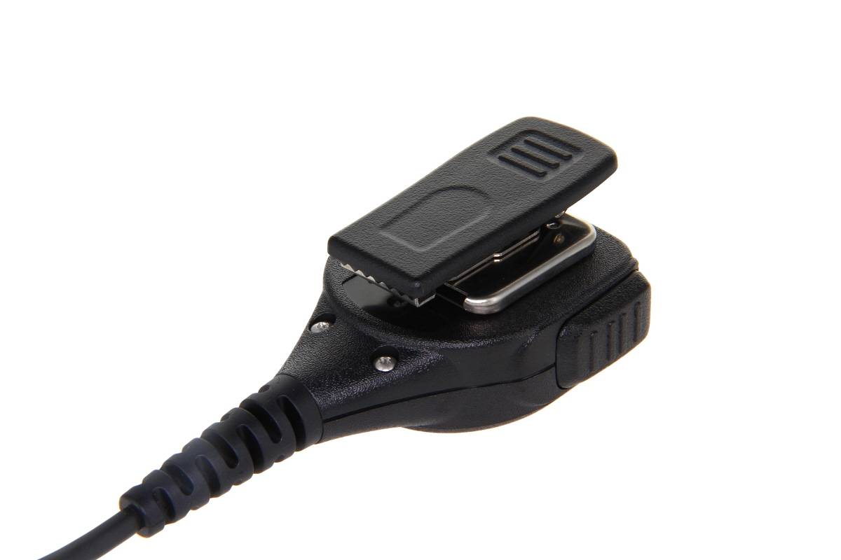 Ein schwarzes Kunststoff-Ansteckmikrofon mit Clip und Kabel.