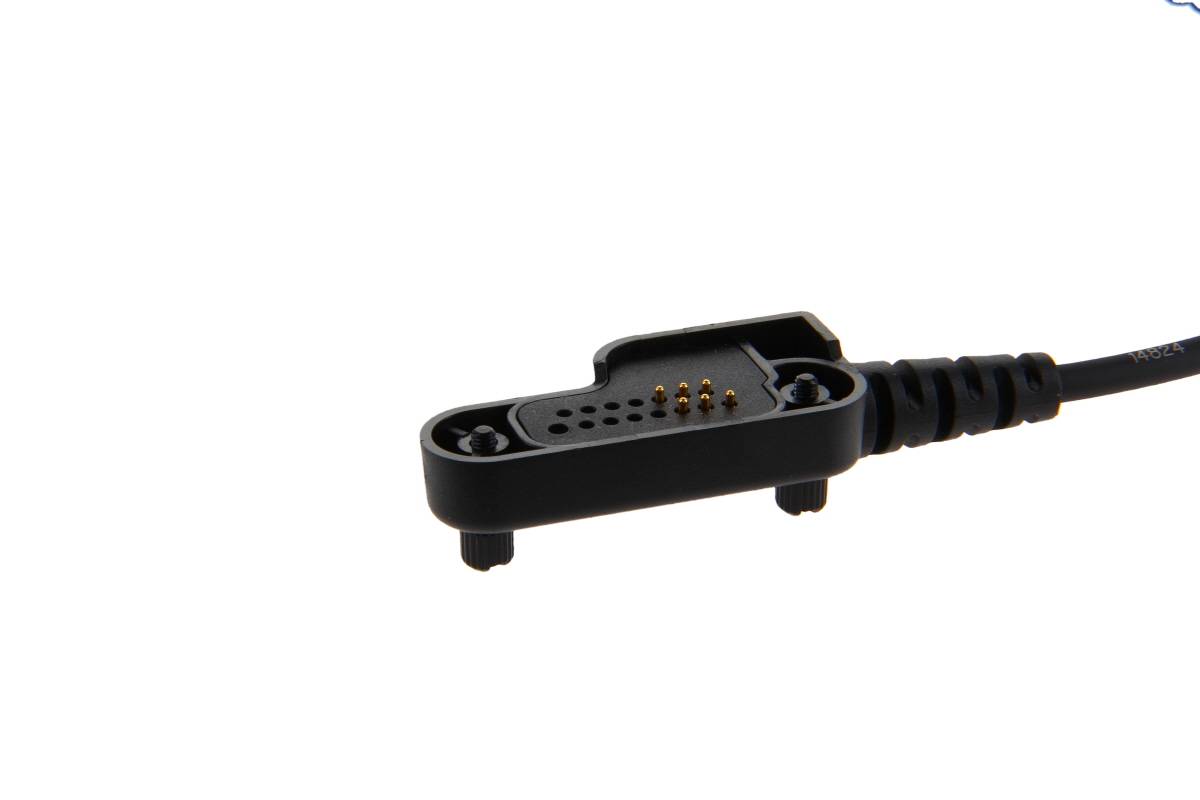 Eine Nahaufnahme eines magnetischen Ladesteckers mit mehreren Metallstiften und einem schwarzen Gehäuse, entwickelt zur Verwendung mit elektronischen Geräten.