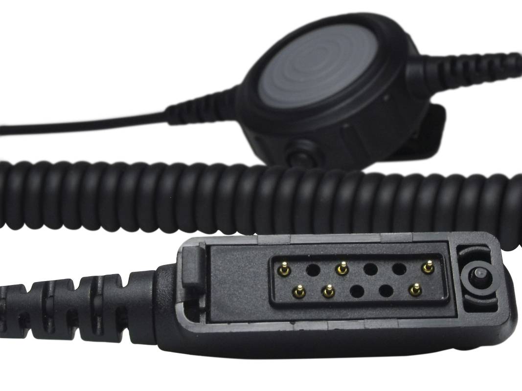 Eine Nahaufnahme eines aufgewickelten Kabels mit einem kreisförmigen Anschluss und einem achtpoligen Stecker, wahrscheinlich für elektronische oder Kommunikationsgeräte.