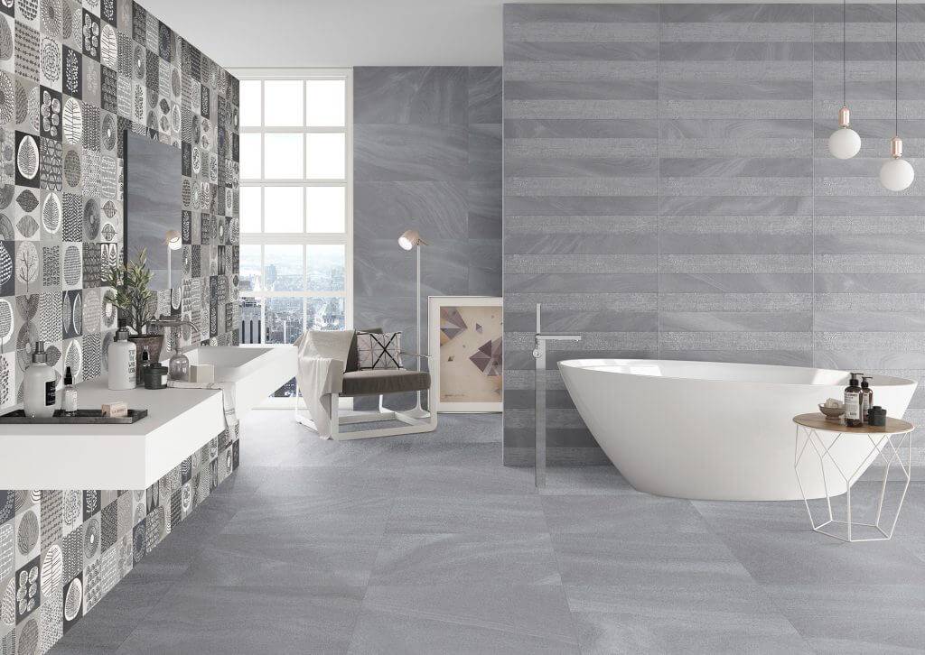 Modernes Badezimmer mit freistehender weißer Badewanne, gemusterter Akzentwand, schwebendem Waschbecken und Sitznische in hellem, minimalistischem Grauton-Interieur.
