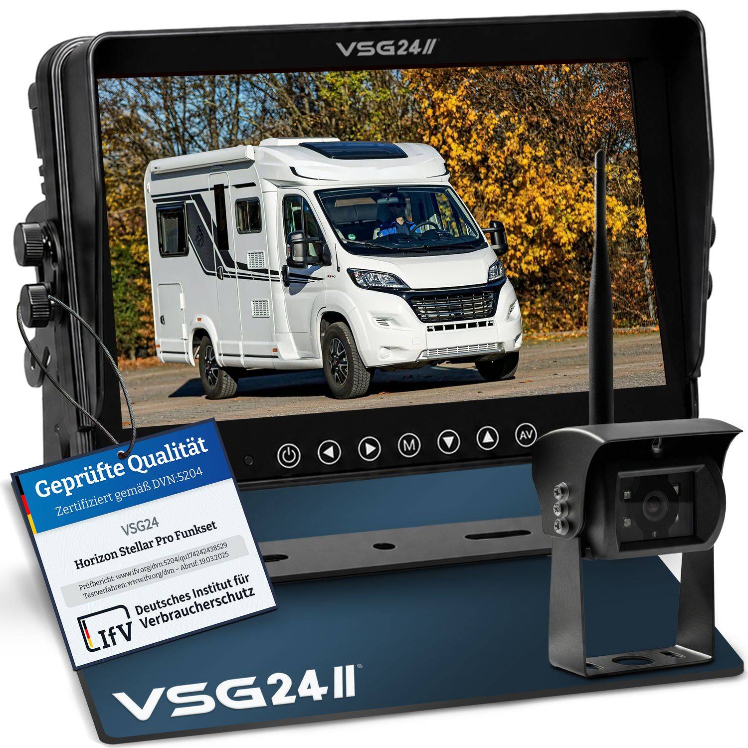 Im Armaturenbrett-VSG24II-Display wird ein weißes Wohnmobil auf einer Herbststraße gezeigt, mit einer angebrachten Rückfahrkameraeinheit und einem Zertifizierungsetikett „Geprüfte Qualität