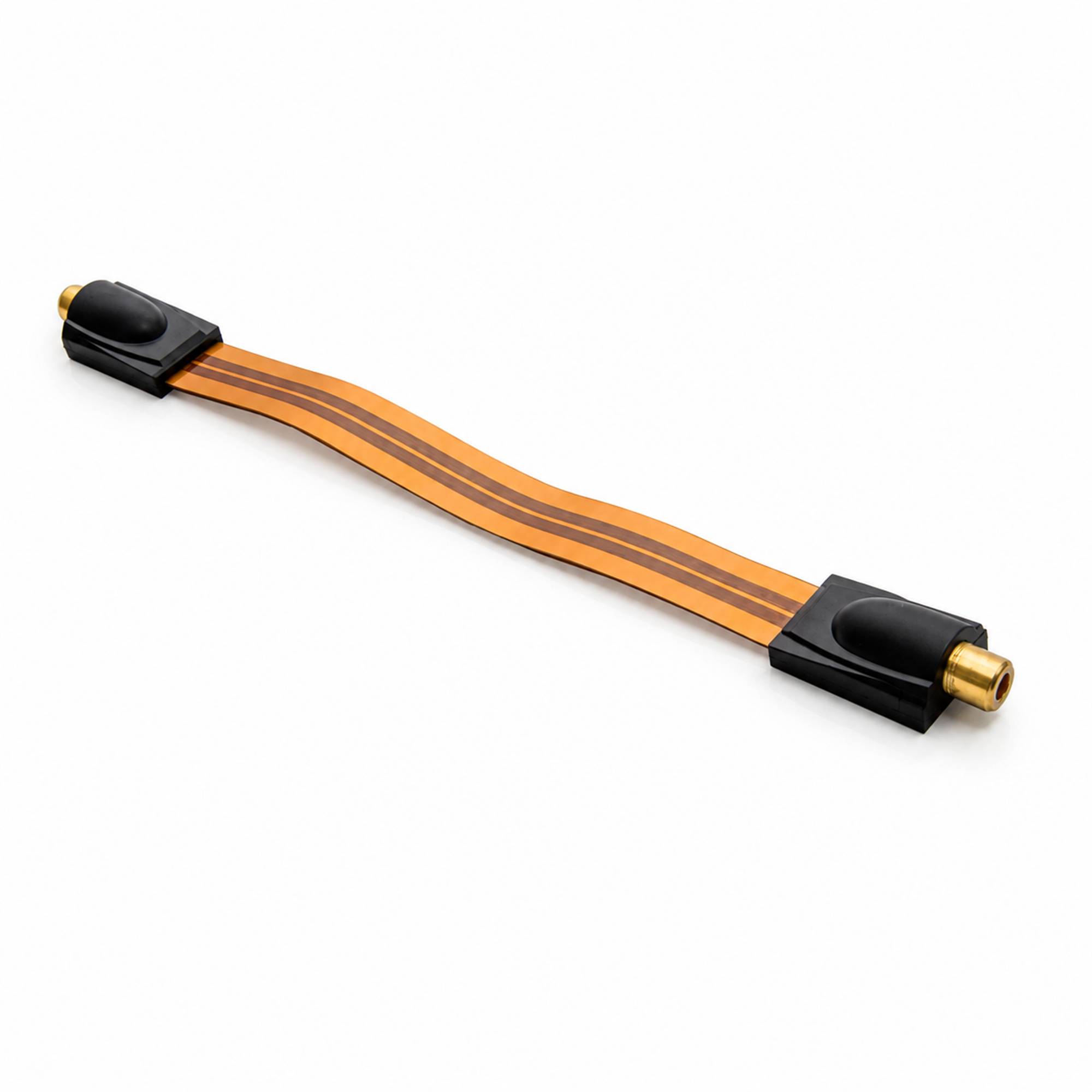Flexibles oranges Flachkabel mit schwarzen Steckerenden und vergoldetem Stecker auf weißem Hintergrund.
