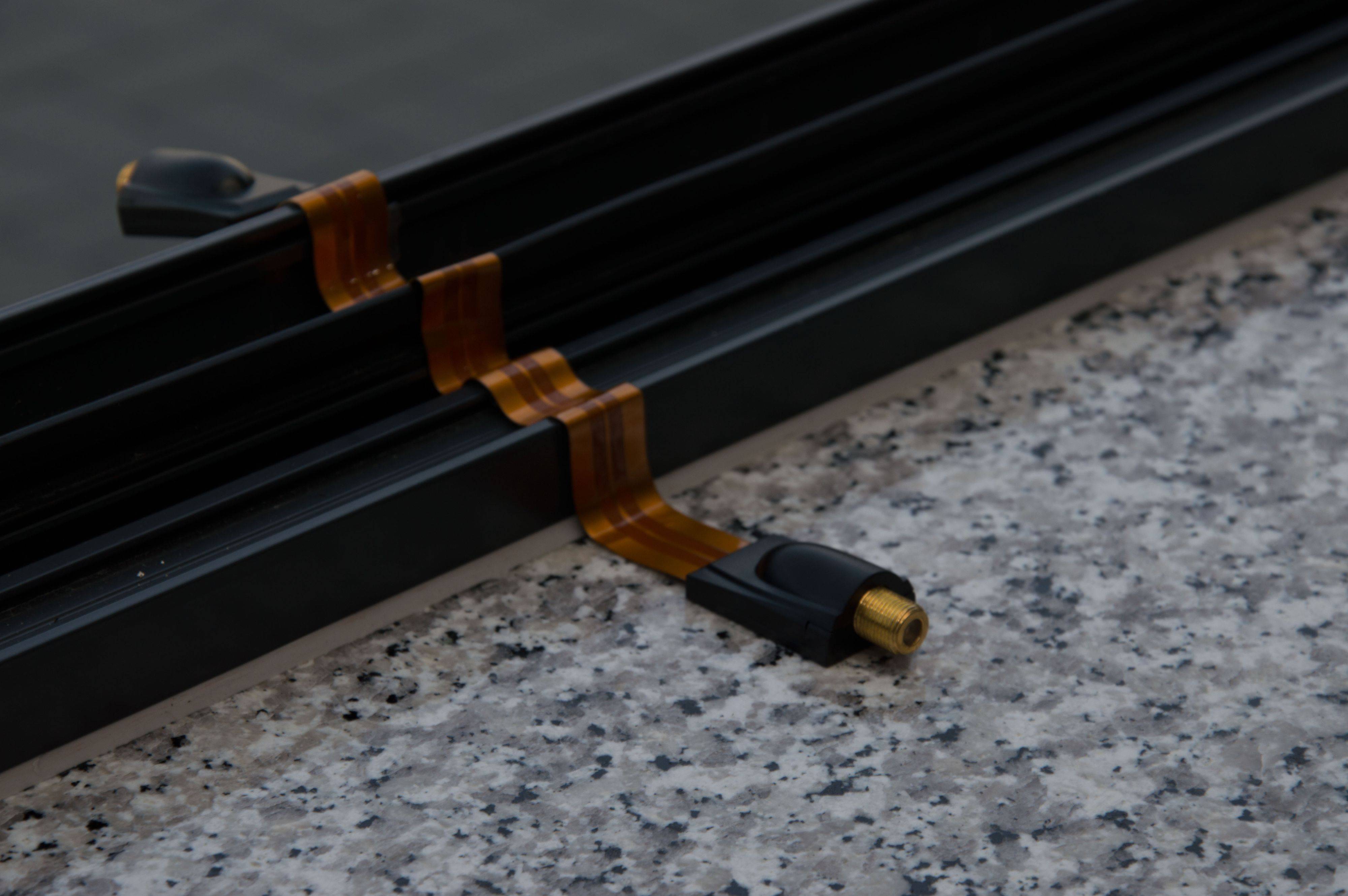 PremiumX Fensterdurchführung Flachkabel für Fenster und Türen extra flach SlimLine Kupplung SAT-Antennenkabel Durchführung 24 cm