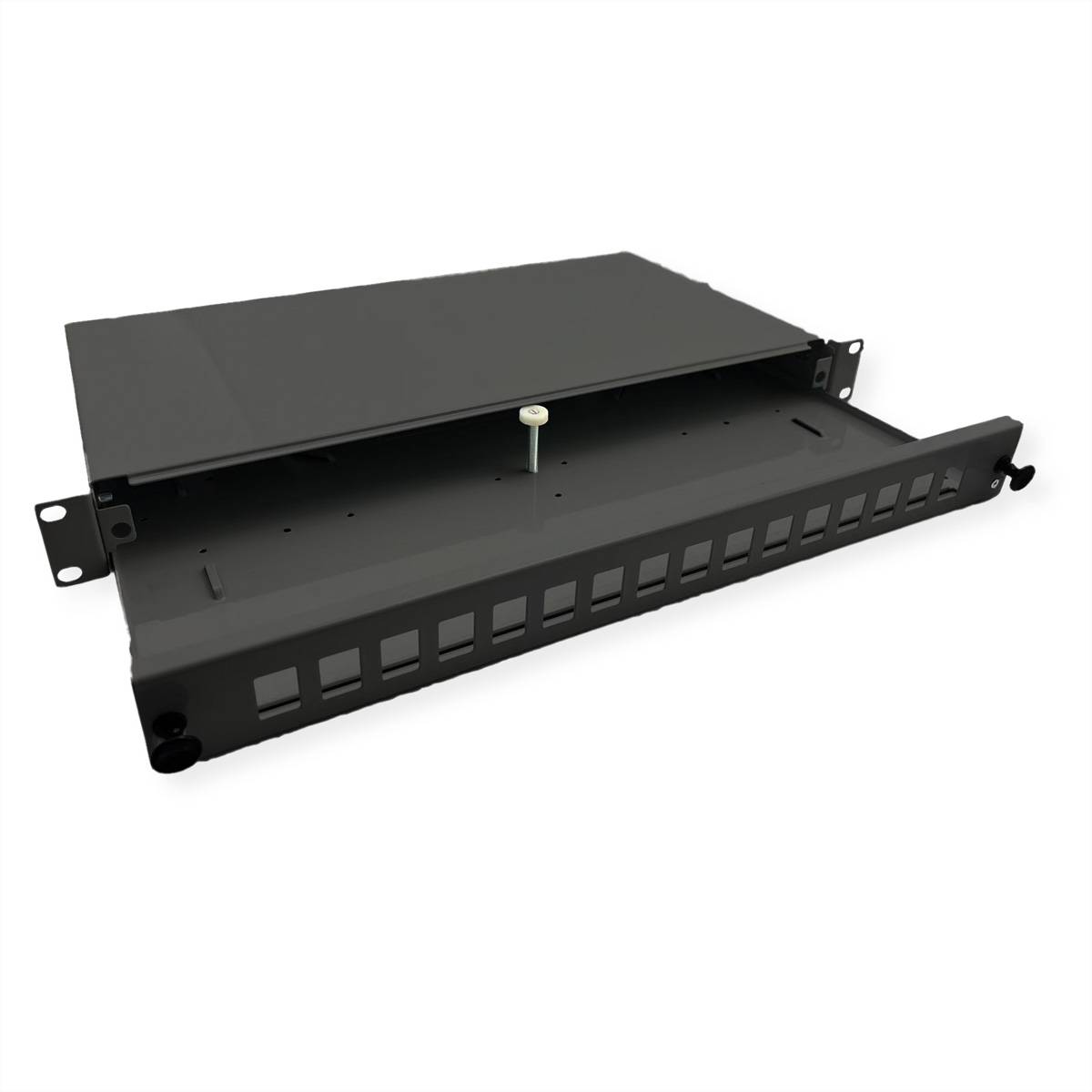 Schwarzes Rack-Server-Gehäuse mit aufklappbarem Deckel und vorderen Belüftungsöffnungen, dargestellt vor weißem Hintergrund.