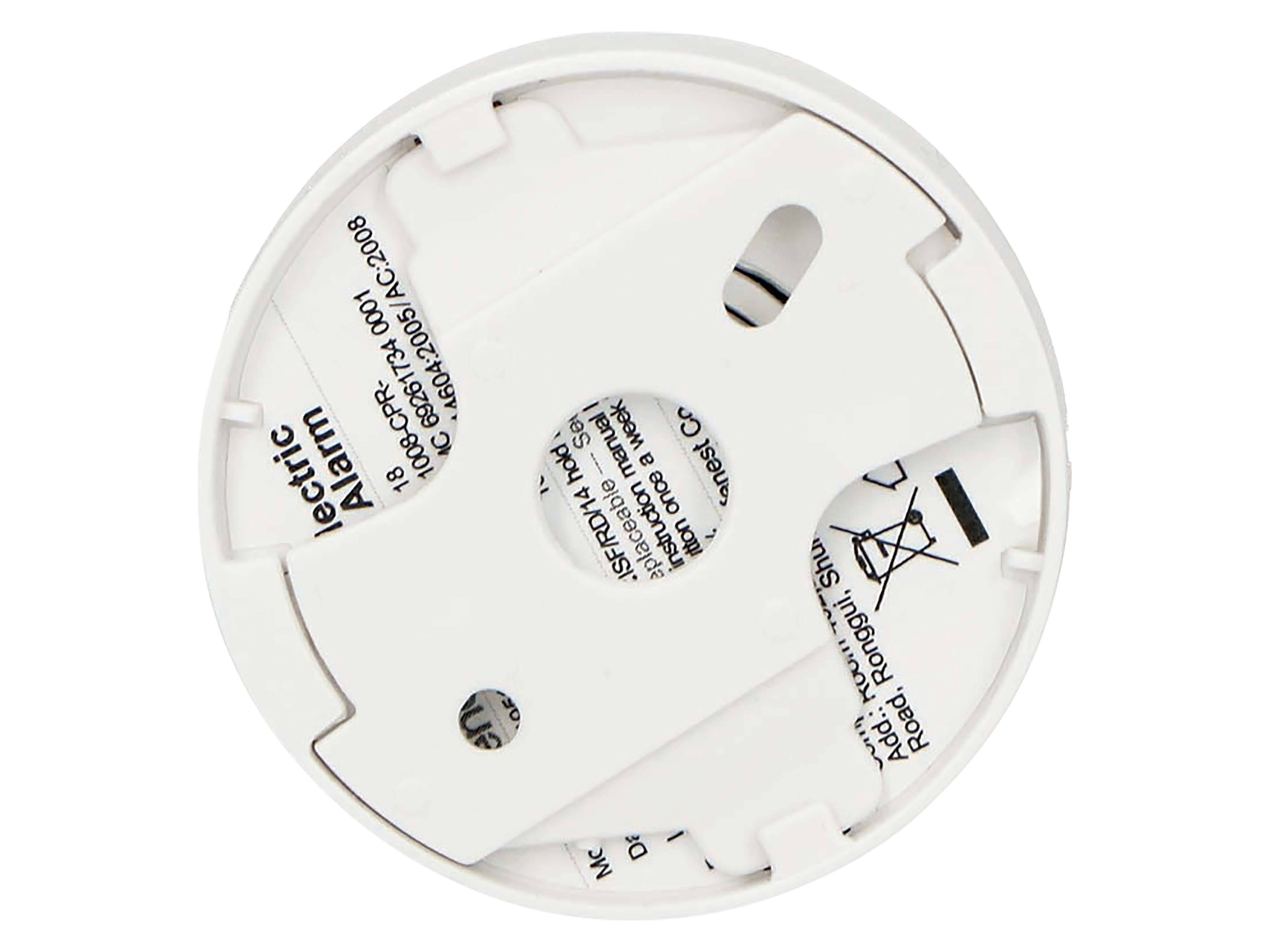 Ein rundes Rauchmeldergehäuse mit Befestigungslöchern und einem Teil des Etiketts mit Installationsdetails in Englisch und Französisch.