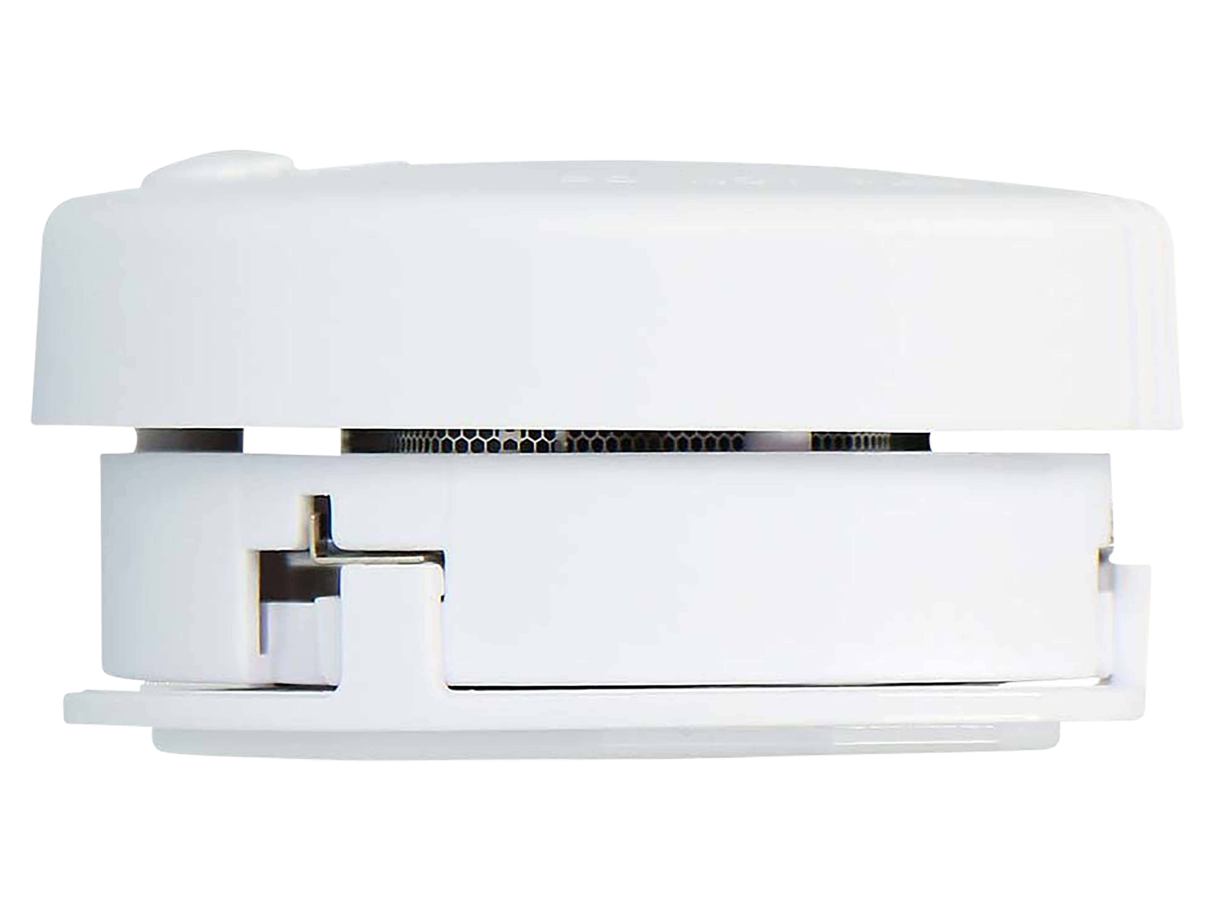 Eine Nahaufnahme der Seitenansicht eines weißen Rauchmelders, der an einer Decke montiert ist, die sein schlankes, kreisförmiges Design und Lüftungsöffnungen zeigt.