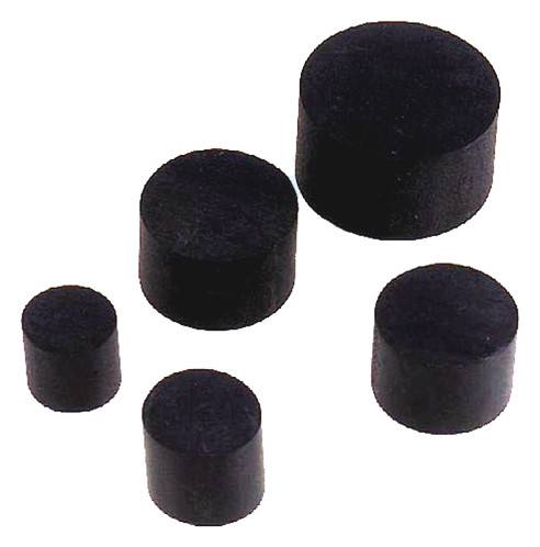 Fünf schwarze zylindrische Pucks verschiedener Größen, die in einer Anordnung auf weißem Hintergrund angeordnet sind.