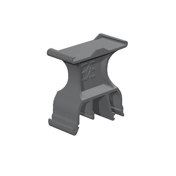 Ein 3D-Modell eines grauen Autoteils mit einem eingeprägten 'B'-Logo auf einer Seite, das ein T-förmiges Design und Rillen zur Befestigung aufweist.