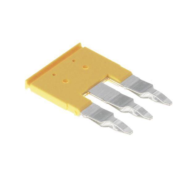 Ein gelbe Autosicherung mit drei Metallstiften, die für elektrische Verbindungen ausgelegt ist, isoliert auf weißem Hintergrund.
